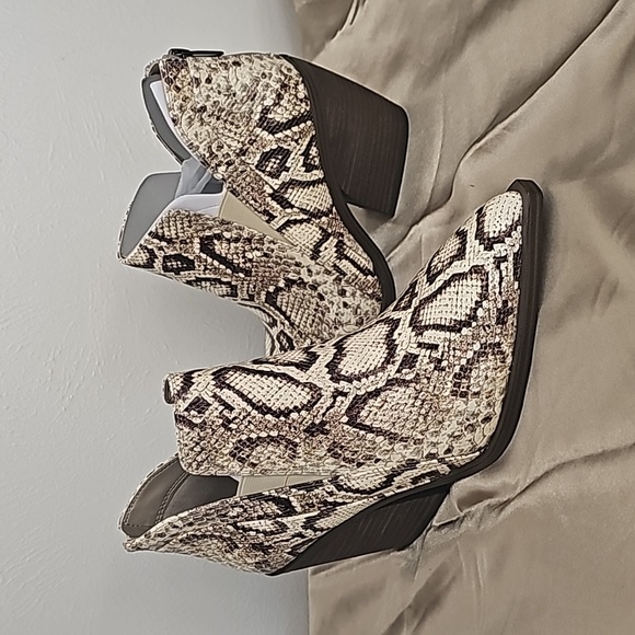 NEW Vince Camuto snake print leather ankle booties high heel back zipper - Picture 8 of 12